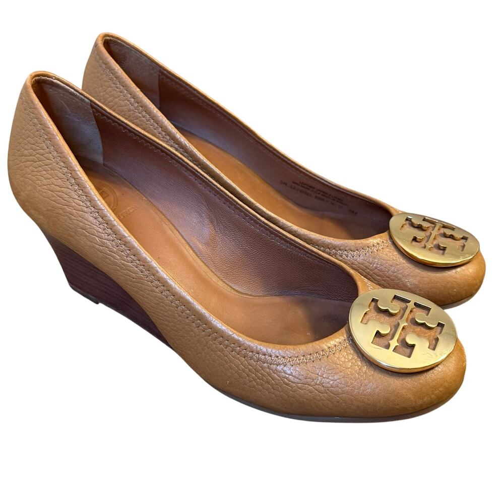 Tory Burch Sally Wedge Pebbled Leather Heel Gold Logo Medallion Round Women's 8M